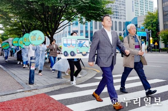 이재준 수원특례시장이 생태교통 출퇴근 릴레이 챌린지를 펼치고 있다.