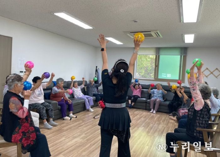 고봉동 경로당에서 진행한‘기억 솟는! 활력 체조교실’