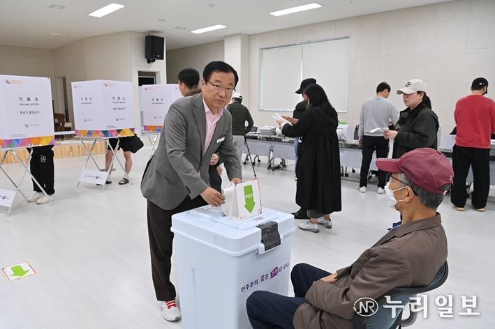 이현재 하남시장이 5일 하남시 감일동 행정복지센터에 마련된 제22대 국회의원 선거 사전투표소에서 기표한 투표용지를 투표함에 넣고 있다.