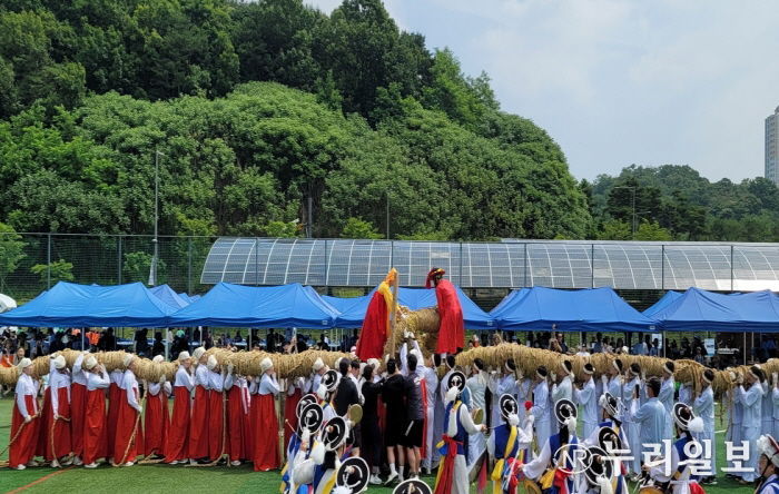 지난 9일 상현레스피아 축구장에서 ‘제7회 수지구민 독바위 민속줄다리기 한마음 축제’가 개최됐다.