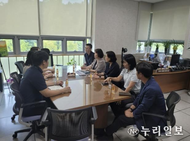 수원 영통구보건소와 군산시보건소 관계자들이 영통구보건소에서 모기 방제사업 등에 대한 회의를 진행하고 있다.