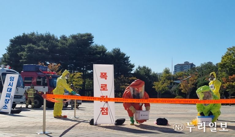 수원시보건소가 만석공원 제2야외음악당에서 수원중부경찰서, 수원소방서와 함께 생물테러 대비 합동 모의훈련을 하고 있다.