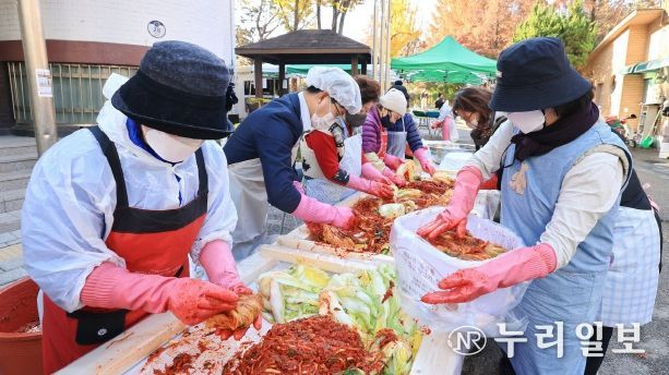 과천시 원문동 ‘사랑의 김장 담그기’로 나눔의 온기 전해