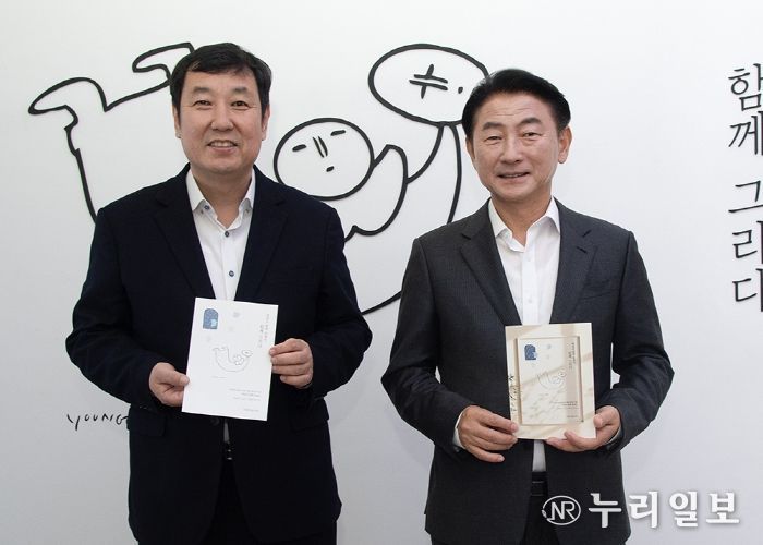 김동근 시장이 11월 25일 의정부미술도서관 개관 5주년 기념 백영수 화백 특별전 개막식에서 박성남 부시장과 기념사진을 찍고 있다.