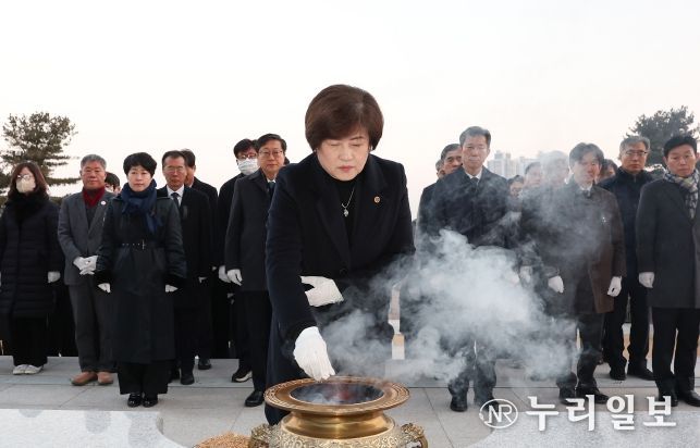 강은희 대구시교육감, 2025년 을사년 맞이 앞산 충혼탑 참배