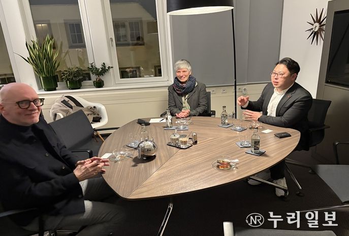 올프강 베커만 시의회 의장, 카타리나 옵라든 문화국 국장, 한동수 의원