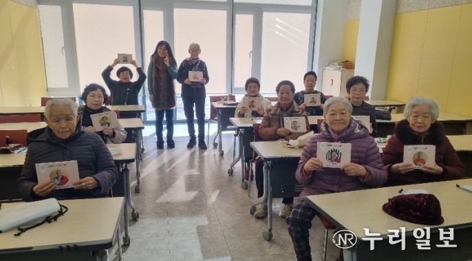 이천시 효양도서관, 2025 시니어 스쿨 운영