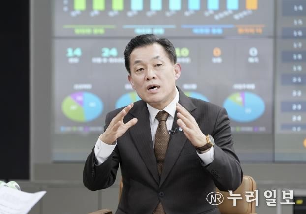 이재준 수원시장이 수원시의 다양한 정보를 시각화한 디지털 대시보드 앞에서 설명을 하고 있다.