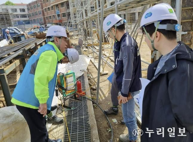 성남시 노동안전지킴이가 소규모 건설사업장을 대상으로 현장 지도점검을 실시하고 있다