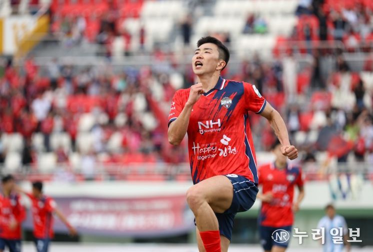 4월 27일 울산전 홈경기에서 득점한 김천상무 유강현이 셀레브레이션을 하고 있다.