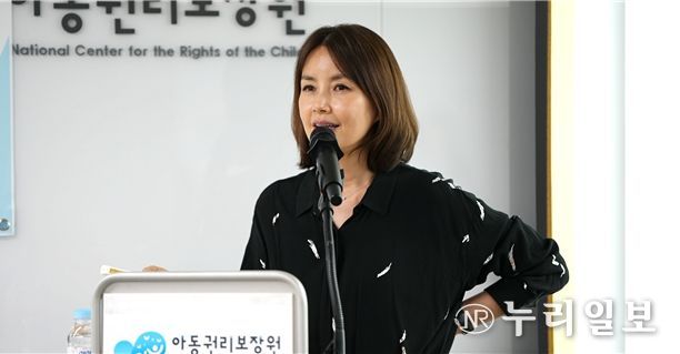 아동권리보장원 홍보대사 신애라 씨는 특강에서 아이 양육의 사회전체의 책임을 강조했다.