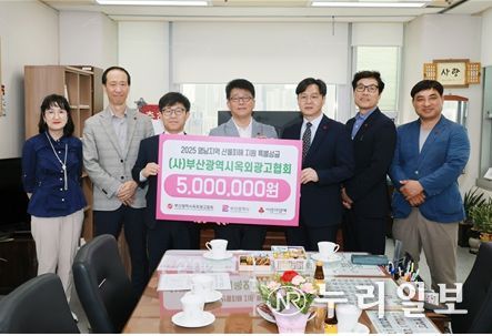 좌측부터 정태기 시 사회복지국장, 박철민 부산옥외광고협회장,