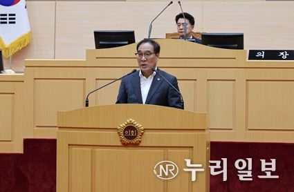 5월 9일 김회식 도의원이 전라남도의회 본회의장에서 촉구건의안 제안설명을 하고 있다.