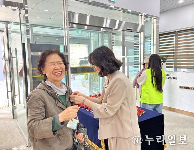 하남시미사노인복지관 카네이션 전달식
