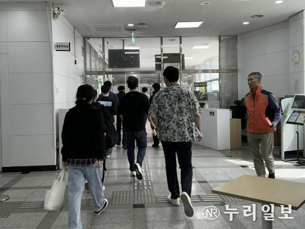 한뫼도서관 2025년 합동소방훈련에서 시민들이 대피하는 모습