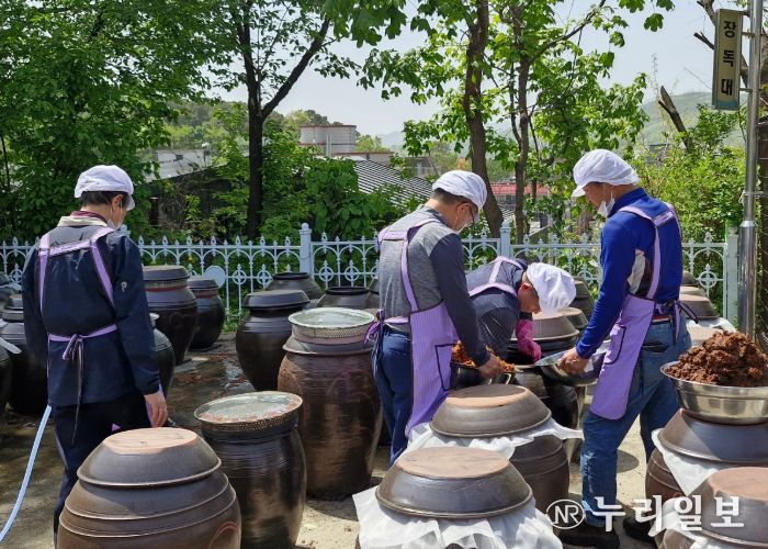 생연1동 주민자치회, 직접 담근 된장과 간장 정성껏 포장해