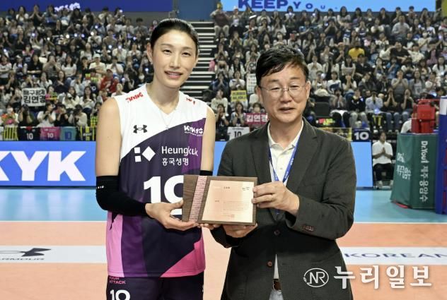 안산시, 은퇴 배구 여제 김연경 선수에 공로패 전달