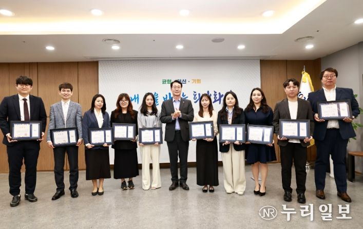 26일 시청 중앙회의실에서 정명근 화성특례시장과 우수직원 표창을 받은 화성특례시 공공기관 직원들이 함께 기념 촬영을 하고 있다.