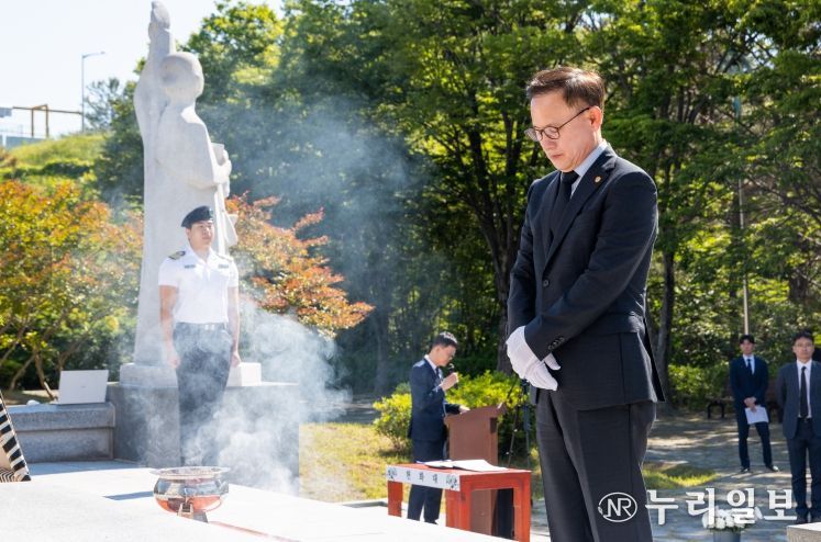 경상국립대학교(GNU)는 제70회 현충일(6월 6일)을 앞두고 6월 4일 오전 9시 진주시 판문동 충혼탑에서 ‘현충일 추념식’을 개최했다.