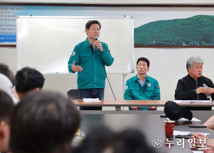 이상일 용인특례시장은 8일 서천동 천공기 전도 사고 피해 현장을 찾아 주민을 위로하고 지원 의지를 피력했다