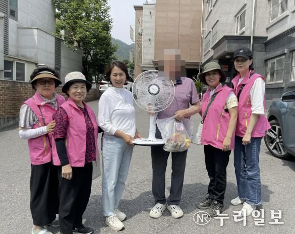 구리시 교문1동지역사회보장협의체, 폭염 대비 취약계층에 '시원한 손길' 선풍기 지원