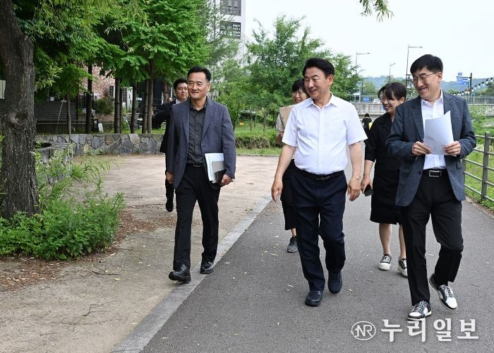 김동근 시장이 6월 24일 민락동 820-6 일원의 유휴 녹지 현장을 방문해 현황을 점검하고 있다.