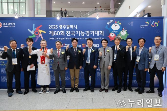 이정선 광주시교육감(왼쪽 6번째)이 22일 광주 김대중컨벤션센터 컨벤션홀에서 진행한 ‘제60회 전국기능경기대회’ 개막식에서 김영훈 고용노동부장관, 강기장 광주시장 등 관계자와 함께 기념사진을 촬영하고 있다. / 광주시교육청 제공
