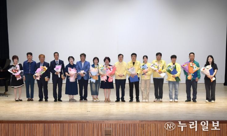 고광완 광주광역시 행정부시장은 24일 5·18기념문화센터 민주홀에서 열린 ‘제50주년 민방위대 창설 기념식’에 참석해 민방위 발전에 기여한 유공자들에게 표창을 수여한 후 기념촬영을 하고 있다. /광주광역시 제공