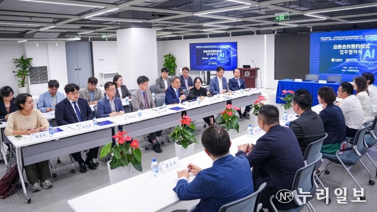 강기정 광주광역시장이 지난 26일(현지시간) 중국 상하이 푸동 소프트웨어파크 창업투자관리 유한회사-링양스마트테크와 AI산업 생태계 조성과 글로벌 협력체계 구축을 위한 업무협약을 체결에 앞서 인사말을 하고 있다./광주광역시 제공