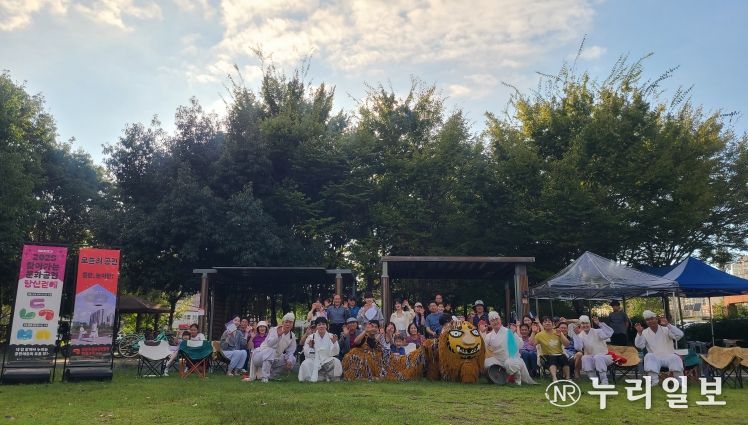 지난 4일, 광산구 운남근린공원에서 ‘찾아가는문화공연’ 일환으로 진행된 ‘타악그룹 언락’ 공연모습