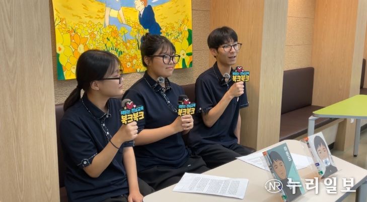 무안행복초등학교 독서동아리 ‘호랑이 독서클럽’ 학생들이 추천하는 책을 들고 기념사진 촬영을 하고 있다.