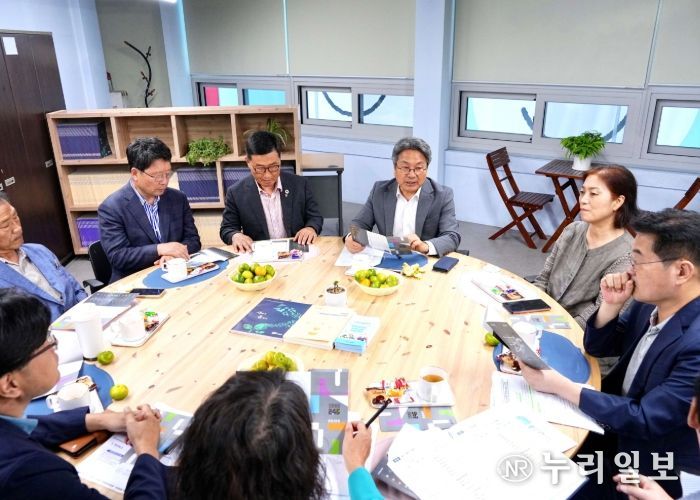 강기정 광주광역시장이 13일 오후 전일빌딩245에서 열린 시민사회단체 간담회에 참석해 공유공간 활용 방안을 논의하고 있다. /광주광역시 제공