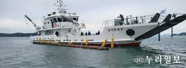 늘푸른충남호 긴급 투입해 보령해경과 합동 작업