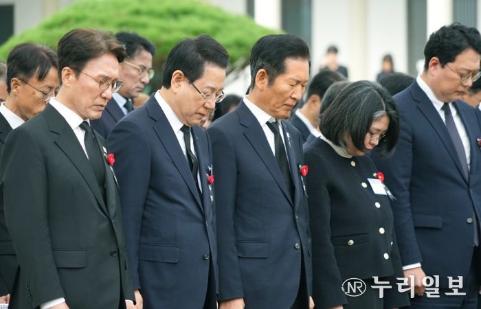 김영록 전라남도지사가 19일 구례군 지리산역사문화관에서 열린 ‘여순사건 제77주기 합동추념식’ 행사에서 김민석 국무총리, 정청래 민주당 대표 등 국회의원들과 희생자들에 대한 묵념을 하고 있다.