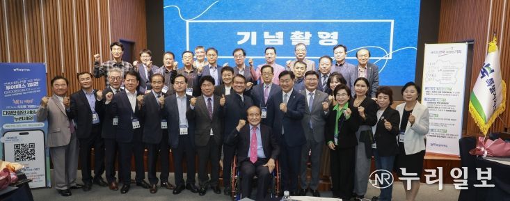 19일 전주 시그니처호텔에서 열린 2025년 전북특별자치도 도민의 날 기념 출향도민 환영 만찬회에 김관영 전북특별자치도지사와 문승우 도의장, 윤석정 전북애향본부 총재를 비롯한 전북도민회 및 호남향우회 회원들이 고향 방문을 환영하며 기념촬영을 하고 있다