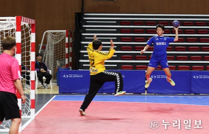 설동호 대전교육감, 부산 현장 방문… 핸드볼 경기 직접 격려