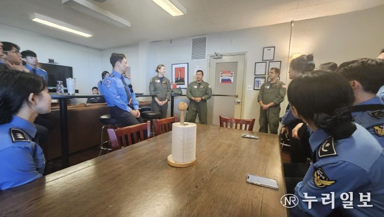 작년 교육생들이 미국 해안경비대 시설물과 작전 등에 대한 교육을 받고 있는 모습