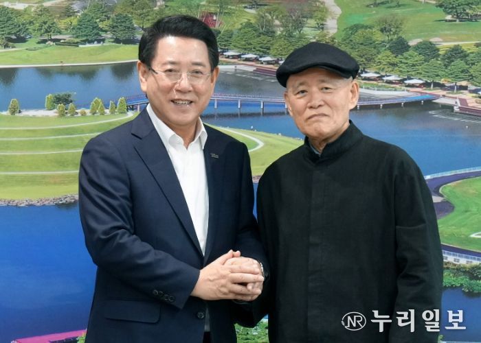 김영록 전라남도지사가 22일 전남 동부지역본부 이순신강당에서 열린 ‘동학농민혁명 재조명 국제학술대회’에 참석해 도올 김용옥 명사, 주요 내빈과 기념촬영을 하고 있다.