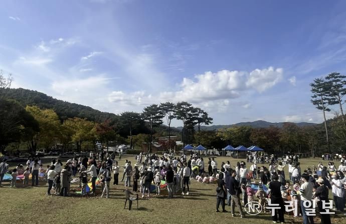 용인특례시는 유아숲 특별 프로그램인 '꼬마마법사의 단풍숲 놀이터' 행사를 개최했다