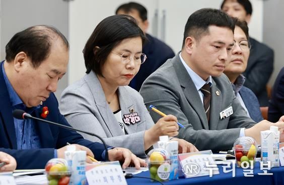 지난 21일 '산업위기선제대응지역 지정' 현지 실사에 참석한 특별위원회 위원들