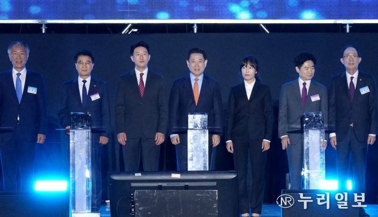 김영록 전라남도지사가 24일 도청 OK도민광장에서 열린 ‘제29회 전라남도 도민의 날’ 기념행사에 참석해 주요내빈들과 퍼포먼스를 하고 있다.