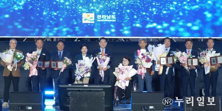 김영록 전라남도지사가 24일 도청 OK도민광장에서 열린 ‘제29회 전라남도 도민의 날’ 기념행사에 참석해 자랑스러운 전남인 상을 시상하고 기념촬영을 하고 있다.