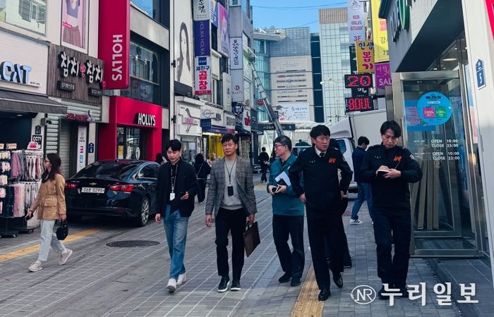 수원역 로데오거리에서 안전점검을 하고 있다.