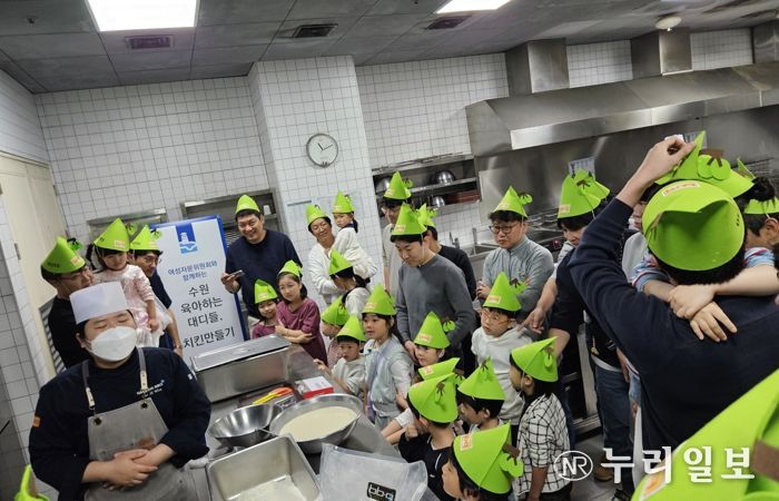 수원시 육아하는 대디들 참가자들이 아이와 함께 체험을 하고 있다.