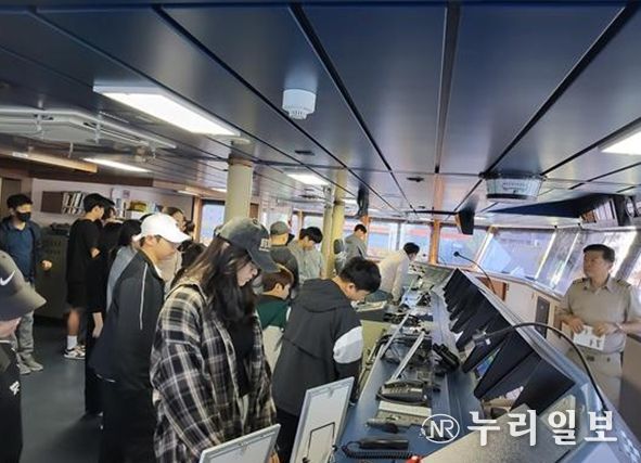 화정초등학교와 개도중학교 학생 22명이 전남대 실습선인 ‘새동백호’를 견학하고 있다.