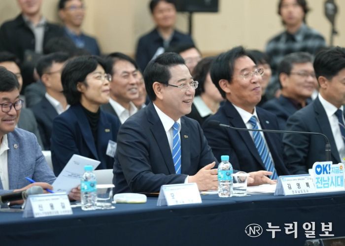 김영록 전라남도지사가 28일 함평 어울림커뮤니티센터에서 열린 ‘함평군 정책비전 투어’행사에 참석해 인사말을 하고 있다.