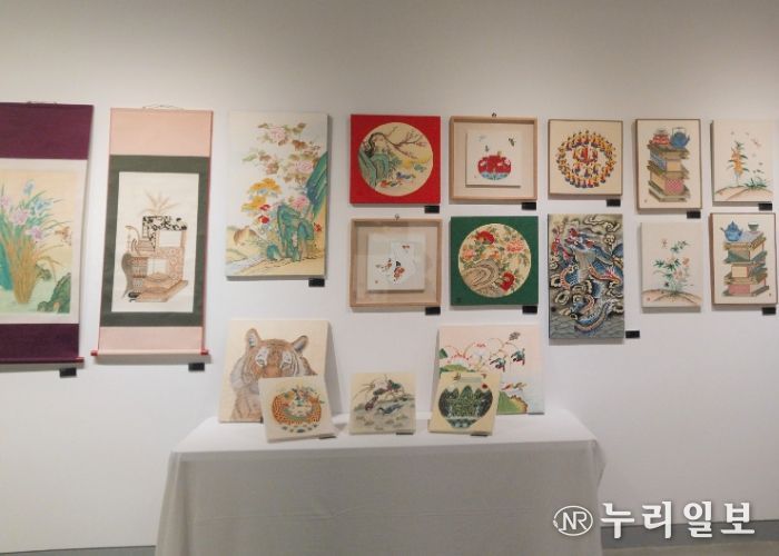 11월 1일까지 서울 한전아트센터 제1전시관에서 열리는 '2025년 도서관 문화예술 동아리 축제' 에 전시 중인 광명시 하안도서관 '민화연구회'의 민화.