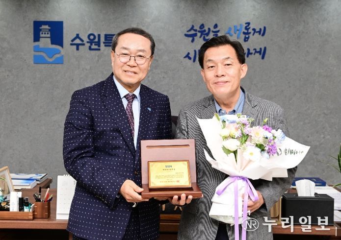 이재준 수원시장(오른쪽), 경기도사회복지협의회 강기태 회장이 함께하고 있다.