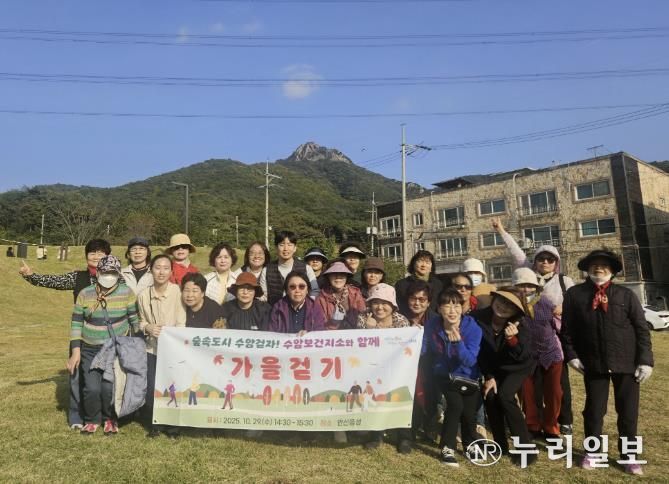 상록수보건소 수암보건지소에서 안산동 주민을 대상으로 올바른 걷기 교육과 걷기 체험을 진행하고 있다.