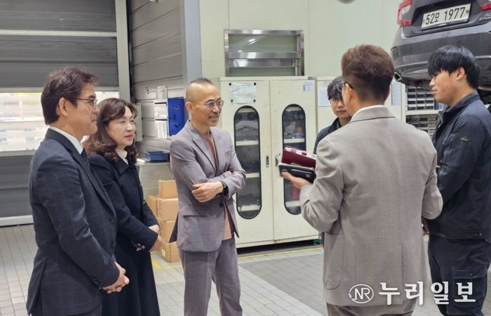 광주시교육청이 지난 30일 현장실습 기업 제이원모터스에서 진행한 직업계고 현장실습 특별 지도·점검에서 최승복 부교육감을 단장으로한 점검반이 실습생과 기업 담당자를 만나 현황을 확인하고 있다.